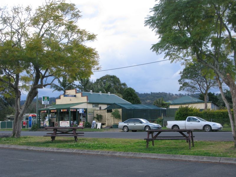 Wiangaree Rest Area - Wiangaree: Picnic tables and food store opposite