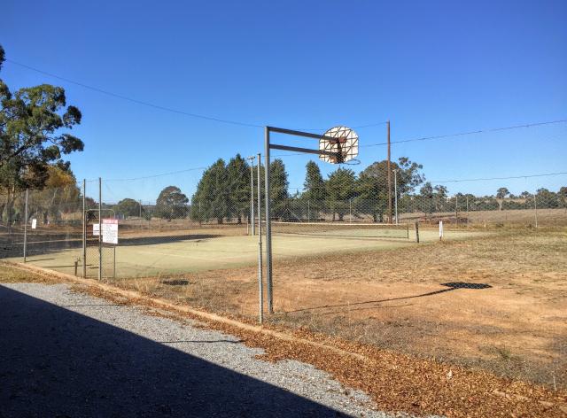Wombat Recreation Sports Oval and Campground - Wombat: Basketball court if you feel like some team activities.
