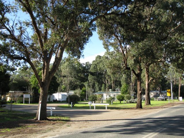 Woodside Central Caravan Park - Woodside: Park entrance