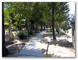 Blue Dolphin Holiday Resort 2005 - Yamba: Paths beside the river