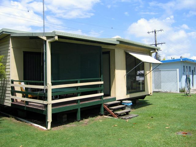 Fishing Haven Caravan Park - Palmers Island via Yamba: Cottage accommodation ideal for families