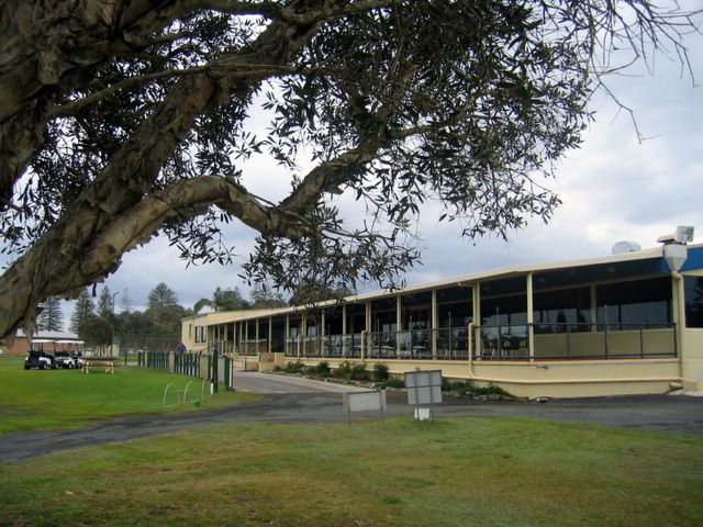 Yamba Golf Course - Yamba: View of the Yamba Clubhouse.