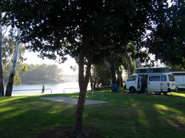Yarrawonga Holiday Park - Yarrawonga: Powered sites for caravans beside the river