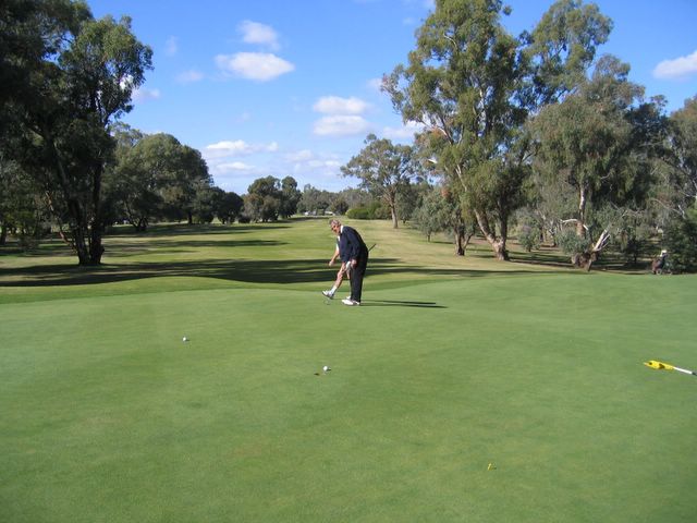 Yarrawonga & Border Golf Club - Mulwala: Green on Hole 1