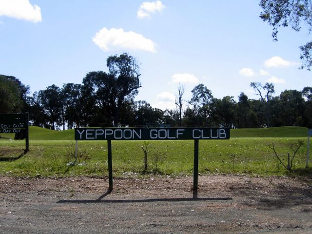 Yeppoon Golf Course - Yeppoon: Yeppoon Golf Course welcome sign