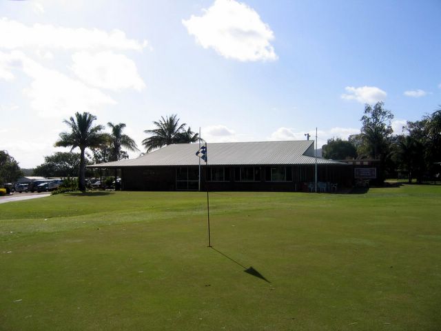 Yeppoon Golf Course - Yeppoon: Green on Hole 18 with club house in background
