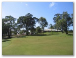 Yeppoon Golf Course - Yeppoon: Green on Hole 12 with club house in the background