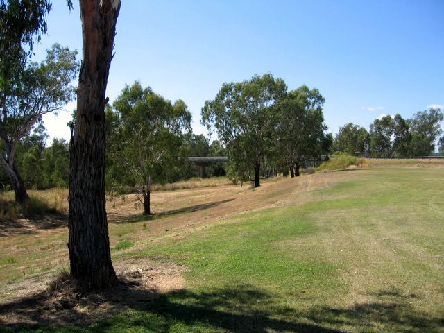 Yetman Caravan Park - Yetman: The park is located next to the river